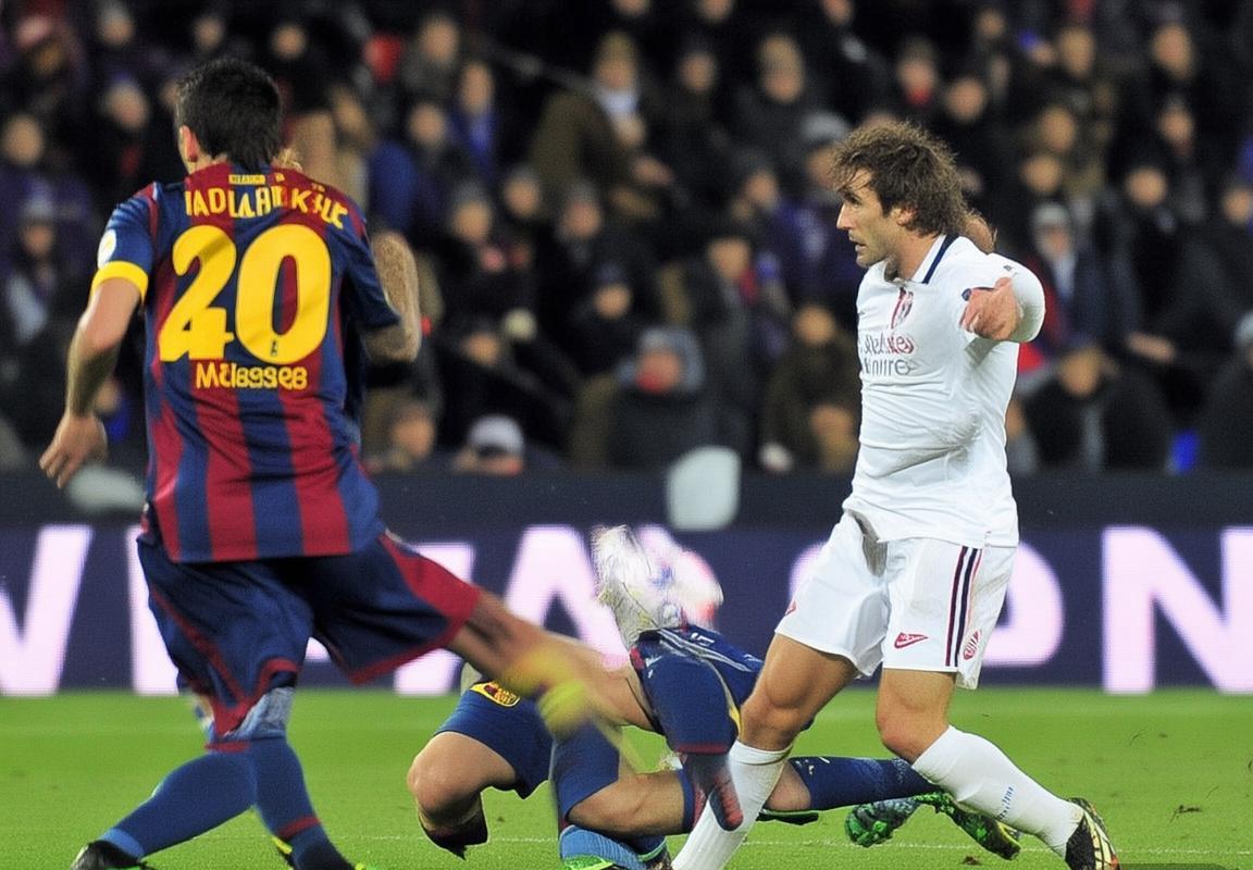 西甲巴萨诺坎普球场迎战阿拉维斯，莱万多夫斯基领衔锋线冲击胜利